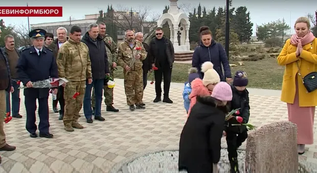 Самооборона 2014-года встретилась у памятника погибшим за Русский мир севастопольцам 