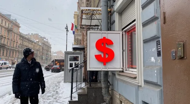 Доллар — 90, евро — 100: рубль приблизился к критической отметке