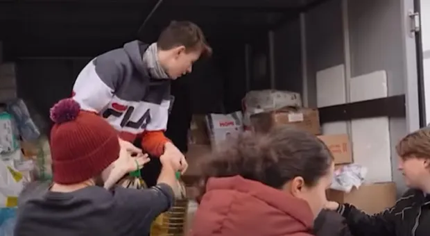 Жители Херсона получают гуманитарную помощь от российских военных