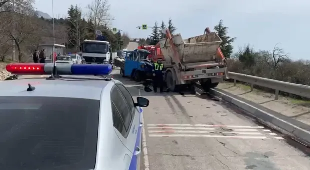 На трассе в Крыму погиб водитель грузовика