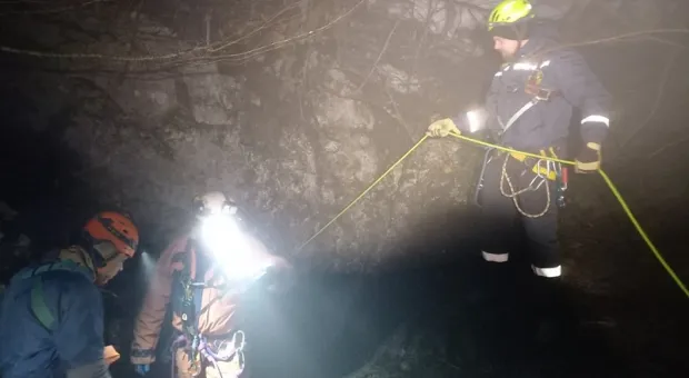 В Крыму женщину-спелеолога шесть часов доставали из пещеры на Чатыр-Даге