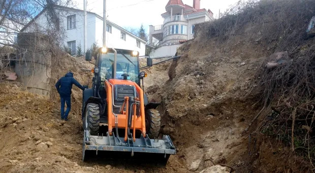 Новости Севастополя - Ножи украинского нацизма воткнулись в шесть машин на четырех улицах Севастополя