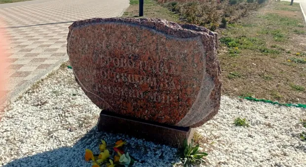 Специалисты очистили памятный знак погибшим за Донбасс севастопольцам