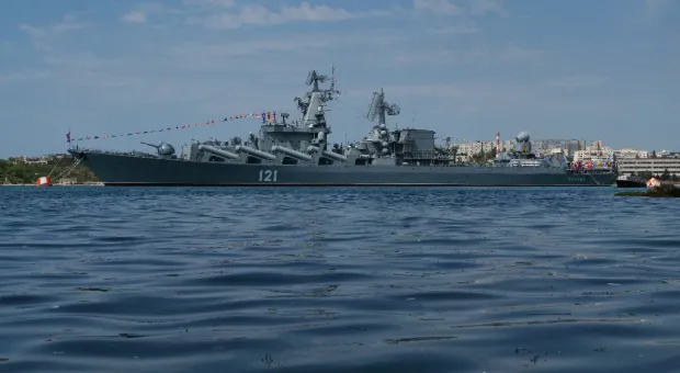 Крейсер «Москва» буксируют в порт 