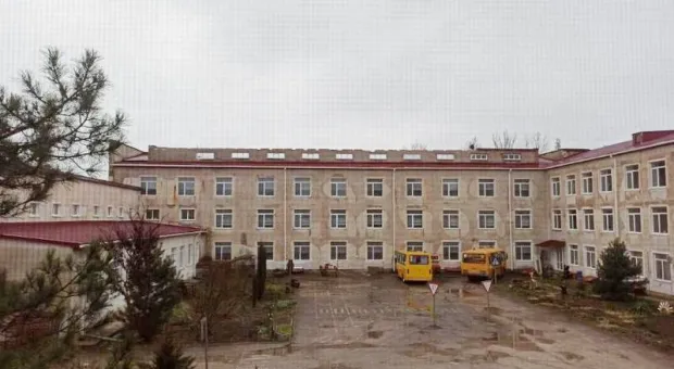 Порывом штормового ветра со школы в крымском селе снесло кровлю