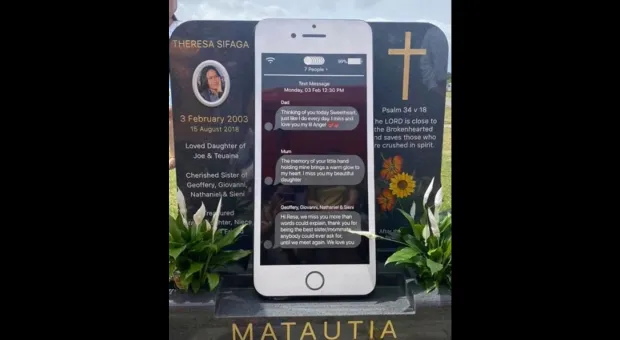 Семья погибшей девушки установила ей надгробие в виде айфона