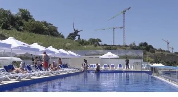 Незаконный бассейн на центральном пляже Севастополя готовится к открытию 