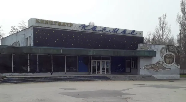Заброшенный кинотеатр в центре крымской столицы обжили бездомные