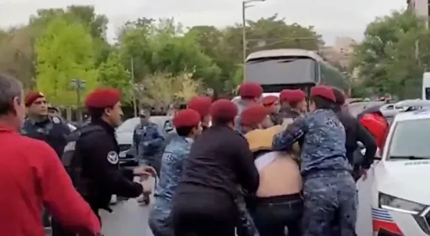 В Ереване начались задержания протестующих