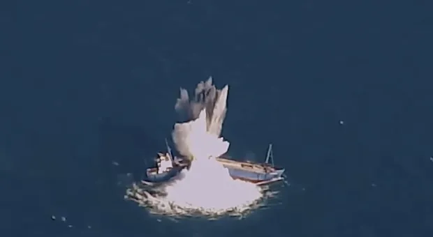 В США показали уничтожение движущегося судна новой бомбой