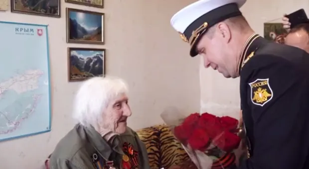 В Севастополе провели парад для 103-летнего ветерана
