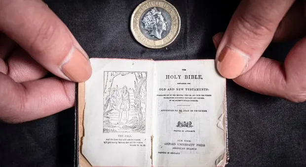Благодаря коронавирусу нашли крохотную Библию, размером с монету