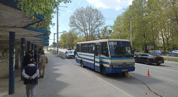 Под колесами рейсового автобуса в Крыму погибла женщина