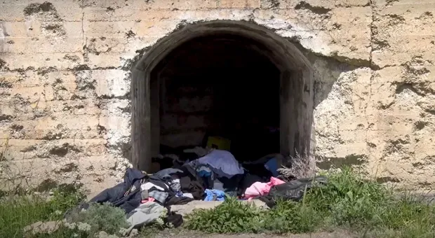 Схрон новой одежды обнаружили туристы в казематах 16-й батареи в Севастополе