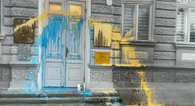 Полиция выясняет мотивы сине-желтого нападения на администрацию Евпатории