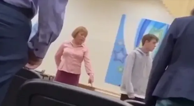 Учительница потребовала от ученика извиняться на коленях