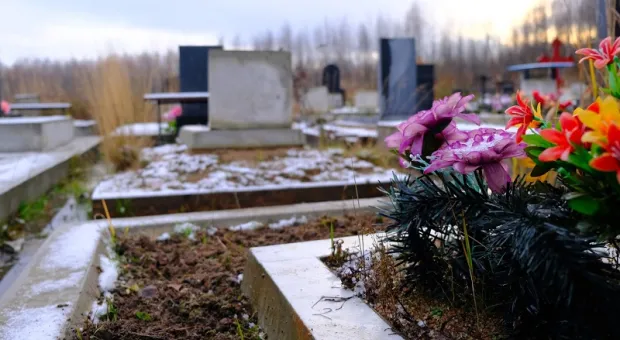 Внучка обнаружила, что на могиле её деда похоронили чужого покойника