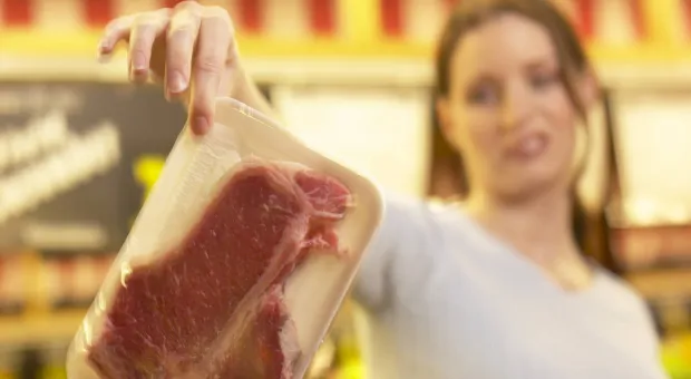 Почему еда в российских магазинах превращается в корм для свиней