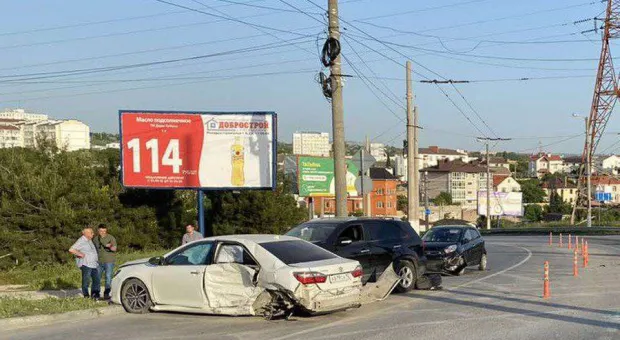 Оторванное колесо привело к массовой аварии в Севастополе