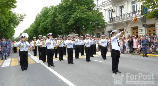 Военные оркестры прошли марш-парадом по центру Севастополя
