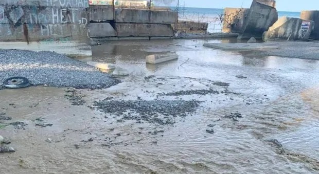 Из-за запаха канализации отдыхающие не смогли окунуться на крымском пляже