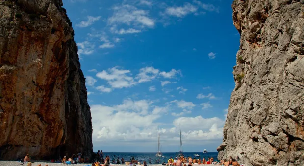 Ходить одетым и не мочиться в море: как в Испании борются с хамством туристов