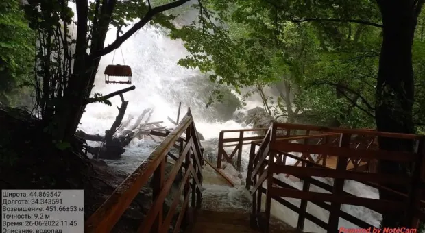 Паводок повредил тропу к популярному крымскому водопаду и пещере