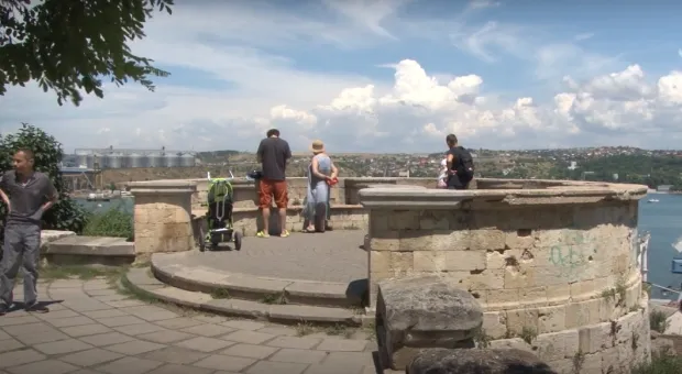 В Севастополе памятник сползает в пропасть 