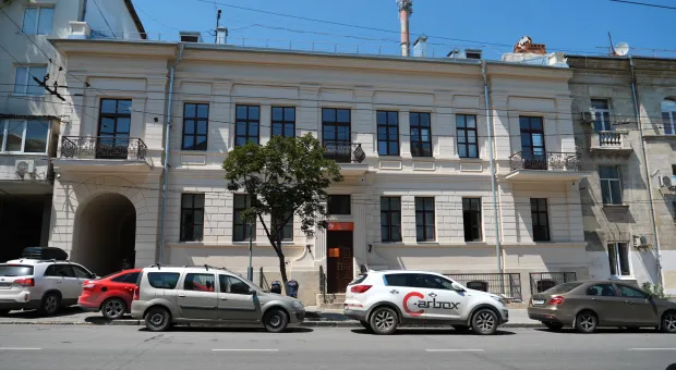На отреставрированной поликлинике в центре Севастополя уже пошли трещины