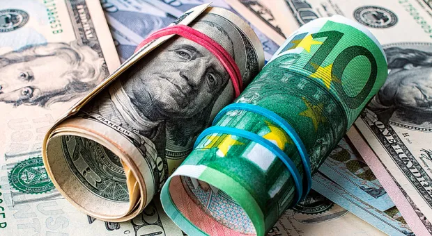 Евро в сражении с долларом побил 20-летний рекорд в России