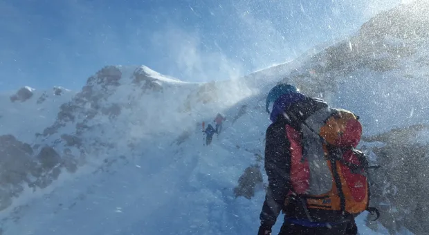 Крымским альпинистам в горах Кавказа идут на помощь спасатели