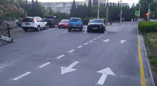 В Севастополе тротуар вдруг стал двусторонней автодорогой