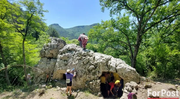 Как в Крыму спасают древний храм с фреской внутри валуна 