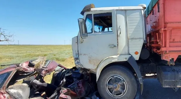 В ДТП с грузовиком на северо-западе Крыма погибли двое