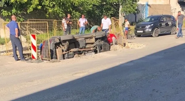 В столице Крыма автомобиль провалился в яму