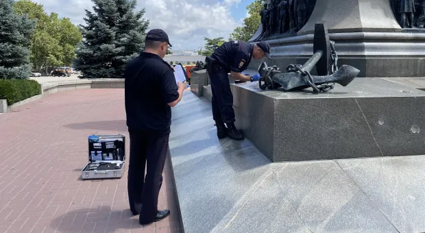 Неизвестные отпилили якорную цепь памятника Нахимову в центре Севастополя 