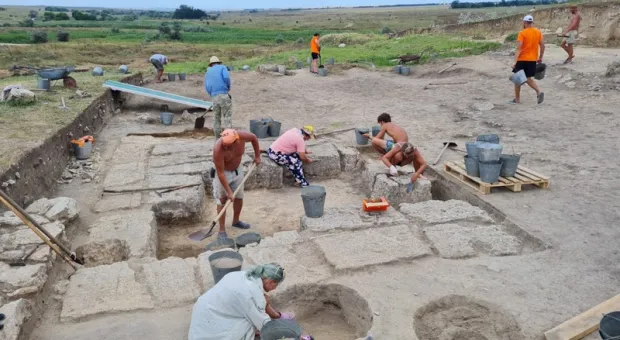 В Крыму археологи раскопали мраморный алтарь времён Боспорского царства