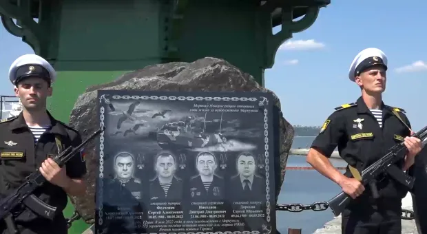 В Мариуполе установили памятный знак погибшим морякам-черноморцам