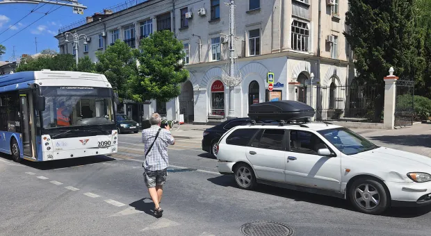 В центре Севастополя троллейбус протаранил легковушку туриста