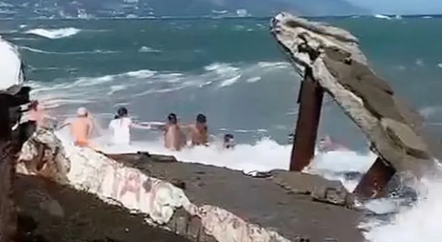 Туриста спасали всем пляжем из штормящего моря в Крыму