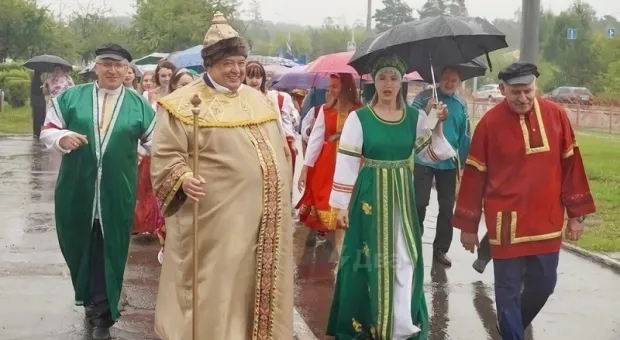 Мэр пришёл на празднование Дня города в костюме царя