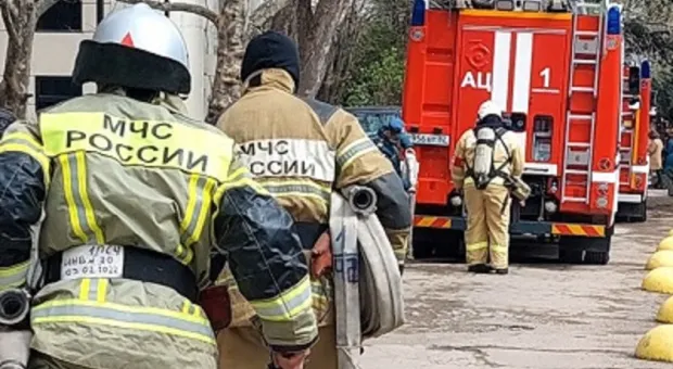 На севере Крыма продолжают тушить пожар на складе боеприпасов