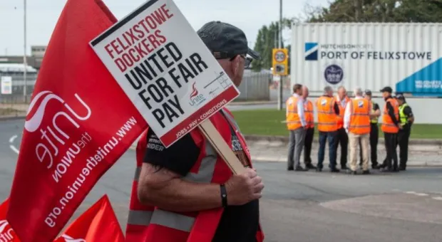 Работники крупнейшего в Великобритании порта для приема грузов объявили забастовку
