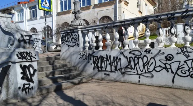 В Севастополе задержали обезобразивших Таврическую лестницу 