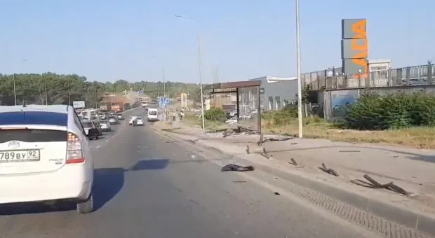 Автобус в Севастополе снес дорожное ограждение и протаранил остановку