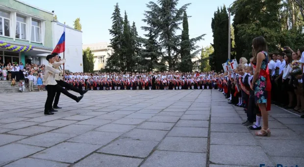 Для школ Севастополя закупят сотни флагов