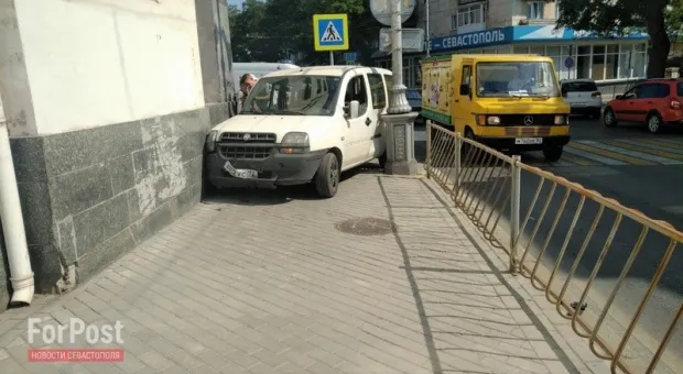 Легковой автомобиль пошел на таран улицы Ленина в Севастополе 