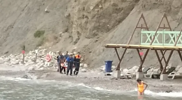Неосторожная женщина упала со скалы в Севастополе