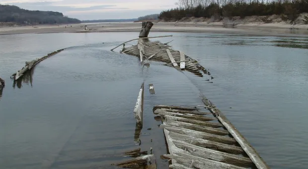 Из-за засухи в реке показался затопленный более 100 лет назад пароход