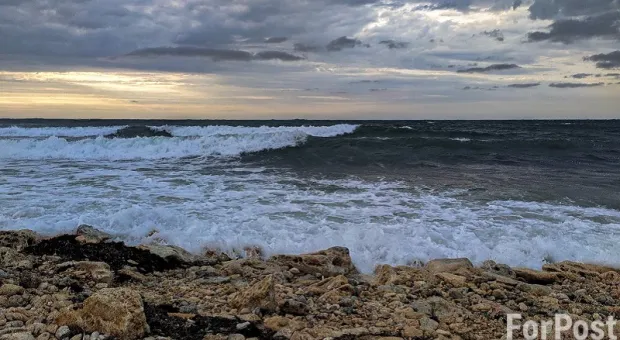 Тело неизвестного водолаза выбросило на берег Крыма